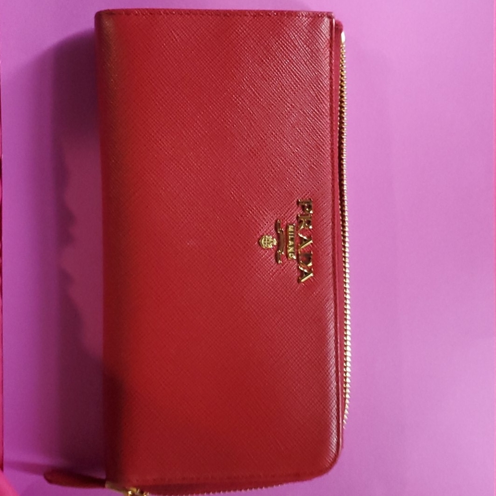Prada Red Wallet with Gold Logo - Picture 3 of 3